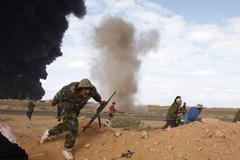 Kaddáfího letadla bombardují ropné terminály Rás Lanúf a Brega