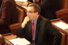 Poslanci a poslankyně schůzují