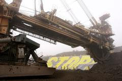 Greenpeace blokují rypadlo