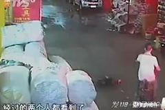 Čína je v šoku. Zraněné batole lhostejně minulo 18 lidí