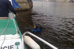 Potápěči u Karlova mostu