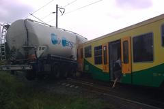 Vlak narazil do cisterny