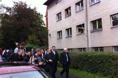 Nečas před ubytovnou ve Varnsdorfu