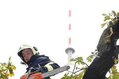 Hasiči odstraňují následky noční bouřky