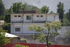 Pákistánští vojáci střeží komplex v Abbottábádu, kde žil a zemřel Usáma bin Ládin - snímek z 3. května 2011