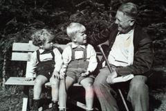 Václav Havel s bratrem Ivanem a dědečkem v roce 1940