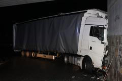 Opilý řidič narazil do viaduktu