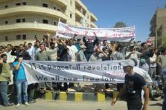 Masivní protesty Syřanů v Dejr ez-Zoru