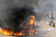 V ulicích Káhiry opět hoří. Nepokoje si vyžádaly už devět mrtvých