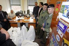 Vojenská policie vrací věci zabavené při razii v České televizi