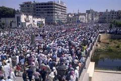 Masivní protesty Syřanů v Dejr ez-Zoru