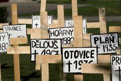 Greenpeace udělali ze zahrady Úřadu vlády hřbitov