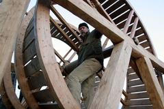 Historický jeřáb pohání lidská síla