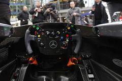 McLaren představil nový MP4-26 (kokpit)