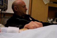 Mark Kelly u lůžka své manželky Gabrielle