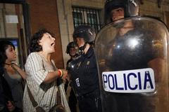 Papeži ani centim, křičeli demonstranti v centru Madridu
