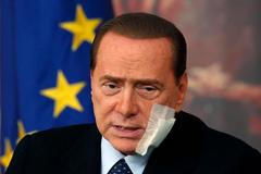 Silvio Berlusconi s náplastí po plastické operaci