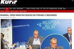 Karel Schwarzenberg spící na konferenci v Bělěhradě