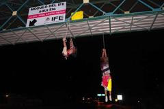 Mexiko - drogové kartely - těla mladých lidí visela z mostu