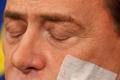 Silvio Berlusconi s náplastí po plastické operaci