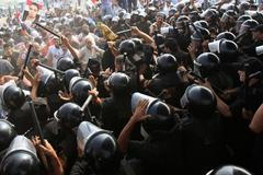 Odpůrci Husního Mubaraka demonstrují před soudní budovou