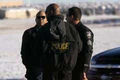 Policisté stojí před kostelem Církve nového života v Colorado Springs.