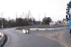 Kamion naboural kruhový objezd v Sokolově