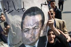 Za Mubaraka! Proti Mubarakovi! Káhira zažila pouliční řež