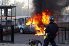 Další ohnivá noc: Fotky dokazují rabování