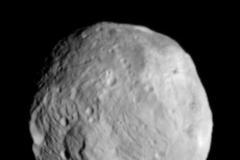 Snímek pořízený sondou Dawn - planetka Vesta