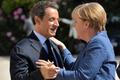 Francouzský prezident Nicolas Sarkozy při vítání německé kancléřky Angely Merkelové