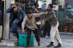 Za Mubaraka! Proti Mubarakovi! Káhira zažila pouliční řež