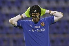 Petr Čech - baráž trénink - maska