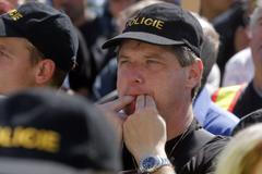 Demonstrace - policisté a zdravotníci