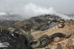 Hořící skládka pneumatik v Tušimicích