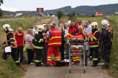 Nehoda autobusu, kamionu a osobního auta