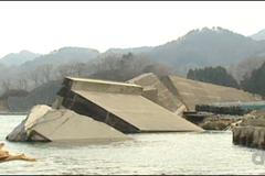 Japonsko - zničená protipovodňová zeď