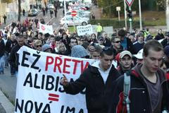 Pochod fanoušků Slavie proti Strakovi