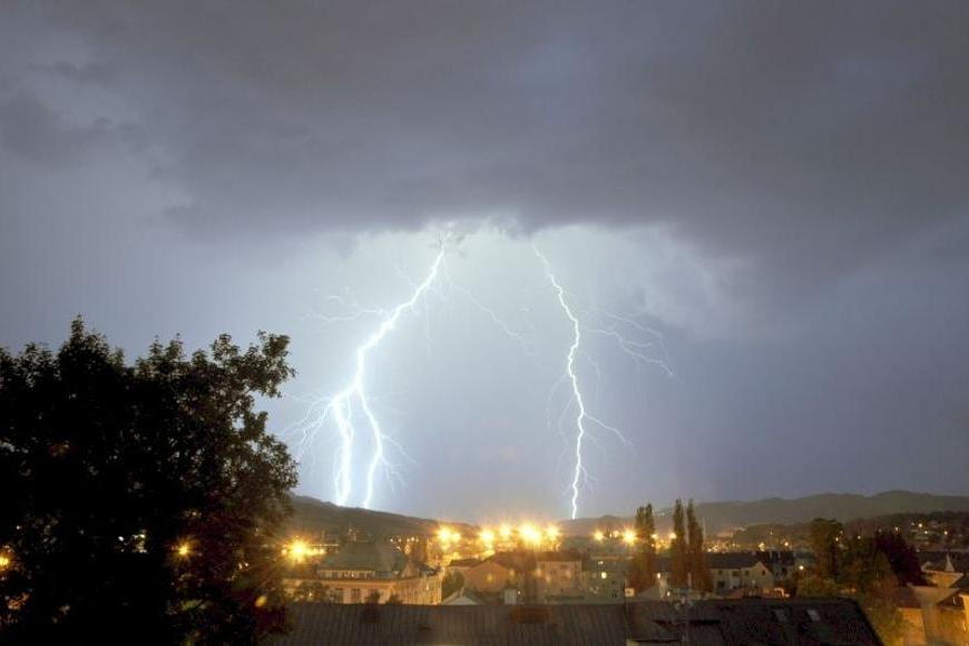 K požárům se přidala tropická bouře, v Austrálii hrozí bleskové povodně