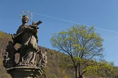 Barokní socha v krajině