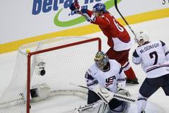 Český hokejista Jaromír Jágr dokonává hattrick v utkání na MS 2011 s USA.