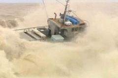 Boj o přežití v rozbouřených vlnách