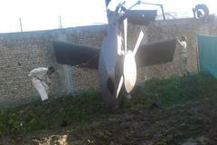 Trosky amerického vrtulníku, který se zřítil při razii v Ládinově komplexu