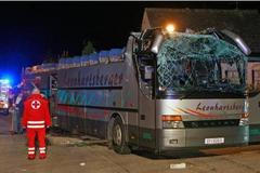 Autobus si utrhl střechu o most, 30 lidí je zraněných