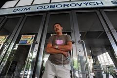 Protest proti stávce: Živnostník se připoutal ke dveřím odborů