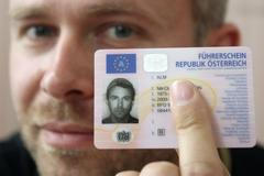 Rakušan se nechal na řidičák vyfotit s cedníkem