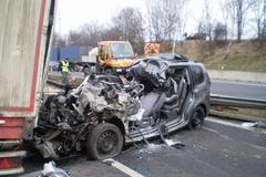 Kamion na D1 smetl v protisměru Touran, dva mrtví