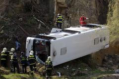 Autobus spadl ze skály