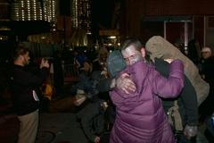 Policie rozhání účastníky hnutí Okupuj Wall Street 15. 11.