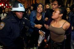 Policie rozhání účastníky hnutí Okupuj Wall Street 15. 11.